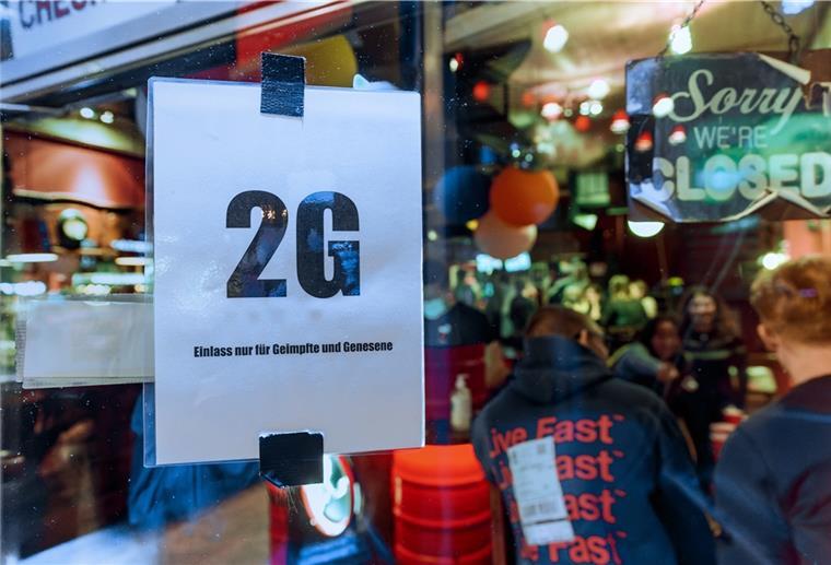 2-G-Regel in Clubs: Hamburg lässt die Masken fallen Im Fenster einer Hamburger Kiez-Kneipe hängt ein Zettel mit dem Text „2G, Einlass nur für Geimpfte und Genesene“.