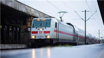 Im Fernverkehr der Deutschen Bahn gibt es mit dem Fahrplanwechsel neue Verbindungen - etwa ein neuer Nachtzug über Hannover. (Archivbild)