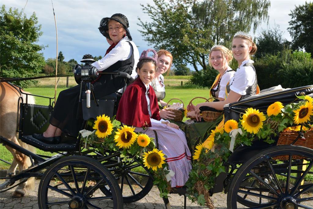 Krönung der Sonnenblumenkönigin in Bad Bederkesa