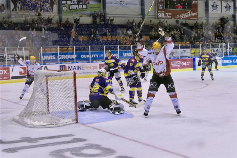 Pinguins reisen als Titelverteidiger zum Thialf-Cup Im Finale des „Thialf Cups“ in Heerenveen setzten sich die Pinguins im vergangenen Jahr mit 6:3 gegen den DEL-Rivalen Krefeld Pinguine durch.
