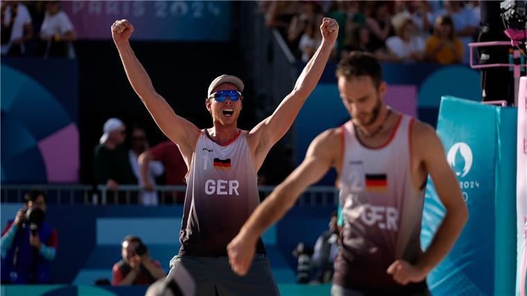 Die Checkliste wird abgehakt: Beach-Duo vor Gold-Chance Im Finale treffen die Deutschen Nils Ehlers (l) und Clemens Wickler auf den großen Favoriten.