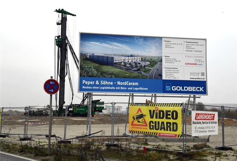 In Bremerhaven entsteht ein Hallenkomplex für 15 Millionen Euro Im Fischereihafen (Bremerhaven) entsteht eine neue Halle für NordCeram. Blick auf die Baustelle mit Baustellenschild und Rampe.