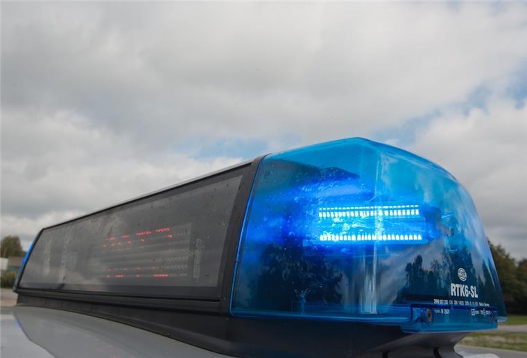Bremerhaven: Sieben Menschen bei Autounfall verletzt Ein Blaulicht leuchtet auf einem Polizeifahrzeug, aufgenommen am 11.10.2011 in Straubing (Niederbayern).