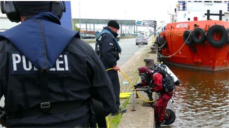 Im Fischereihafen suchten Polizeitaucher nach einem Tresor.