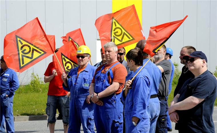 IG Metall ruft zum Warnstreik Im Fischereihafen versammelten sich die Handwerker, ab 12 Uhr lag die Produktion lahm.