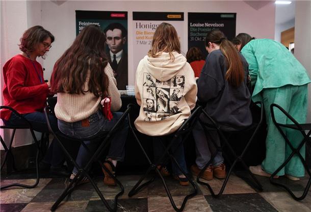 Im Foyer des Museums läuft Popmusik, während Fans Freundschaftsbändchen knüpfen.