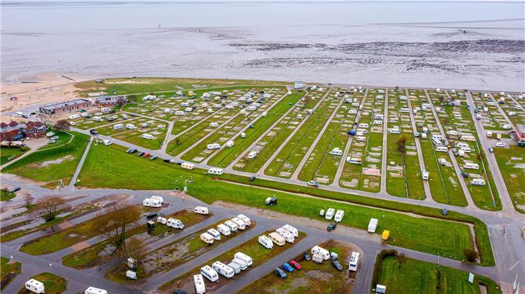 Camping-Saison startet - Dauercamper rollen an die Küste Im friesischen Schillig rollten die ersten Dauercamper zum Saisonstart auf den Campingplatz. (Archivbild)