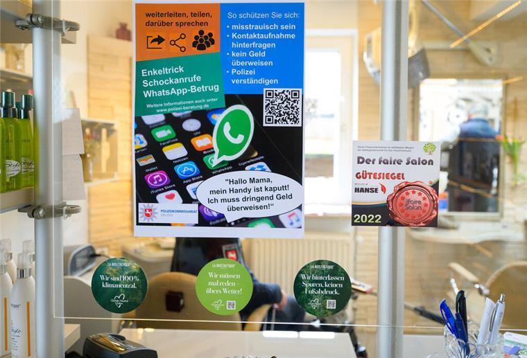 Tipps beim Friseur: Polizei warnt auf neuen Wegen vor Enkeltrick Im Friseursalon hängt ein Plakat, das auf den sogenannten Enkeltrick und Schockanrufe hinweist.