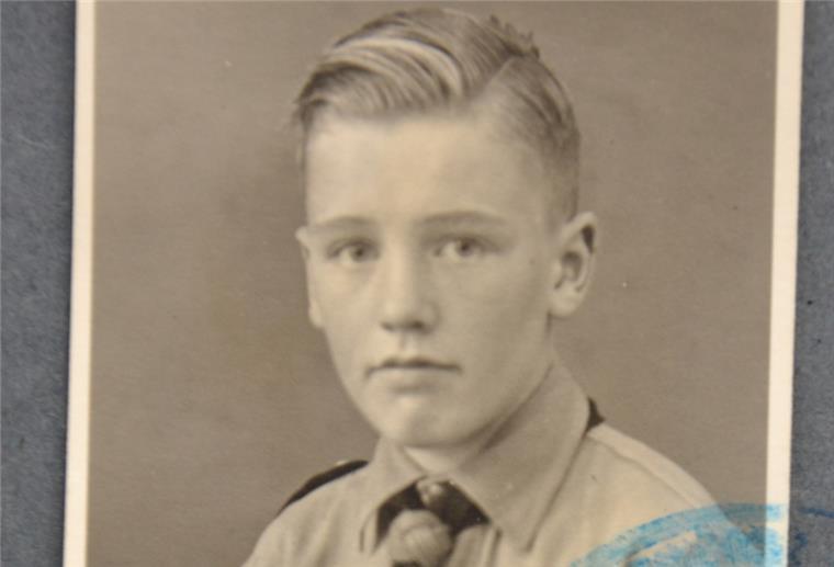 94-jähriger Zevener erinnert sich an seine Zeit in der Hitler-Jugend Im Frühjahr 1937 tritt Hans-Hermann Intemann mit neuneinhalb Jahren pflichtgemäß in das Jungvolk ein. Das Foto entsteht vor Ablegen der Pimpfenprobe. Erst wenn die bestanden ist, gibt es den ledernen Schulterriemen.