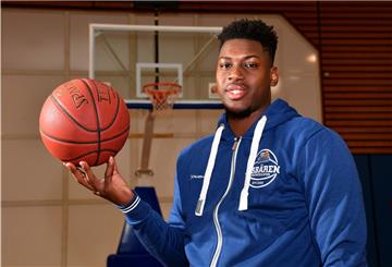 Im Frühjahr 2019 wurde Armani Moore schon einmal als Neuzugang bei den Eisbären vorgestellt, wie dieses Archivbild zeigt. Jetzt kehrt der Amerikaner nach Bremerhaven zurück - und dieses Mal nicht nur für ein Gastspiel.
