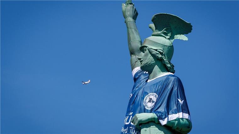 Im Frühjahr 2025 trug der Hermann das Trikot von Arminia Bielefeld. (Archivbild)