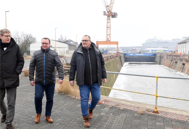 Betriebsratsvorsitzender der Lloyd Werft zieht in den Wahlkampf Im Frühjahr begrüßte Nils Bothen (rechts) noch Politiker wie Uwe Schmidt (Mitte) auf der Lloyd Werft. Jetzt will er selbst in die Politik: Der SPD-Ortsverein Wulsdorf nominierte ihn für die Bürgerschaftswahl. Foto: Scheer
