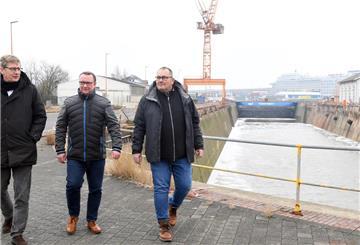 Im Frühjahr begrüßte Nils Bothen (rechts) noch Politiker wie Uwe Schmidt (Mitte) auf der Lloyd Werft. Jetzt will er selbst in die Politik: Der SPD-Ortsverein Wulsdorf nominierte ihn für die Bürgerschaftswahl. Foto: Scheer