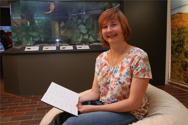 Im Gästebuch findet Anika Seyfferth von der Museumsleitung nach der Umgestaltung der Ausstellung viele zufriedene Einträge.