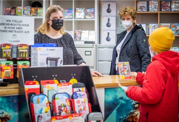 Corona-Regeln: Was gilt, wenn Schüler in Bremerhaven einkaufen? Im Game Shop in der Bürger sind Kinder sehr willkommen (von links): Astrid Engelbart vom Spielegeschäft und Citymanagerin Claudia Bitti mit junger Kundschaft.