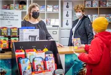 Im Game Shop in der Bürger sind Kinder sehr willkommen (von links): Astrid Engelbart vom Spielegeschäft und Citymanagerin Claudia Bitti mit junger Kundschaft.