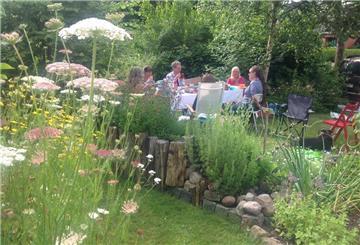 naturnaher Garten Dorum Glashaus