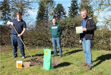Im Garten des Jugendhauses „Ourhouse“ in Bad Bederkesa soll auch ein Quadratmeter zur Blumeninsel werden. Dafür haben (von links) Leon Kernchen, Dominik Götz und Manfred Ahlers bereits gesorgt.