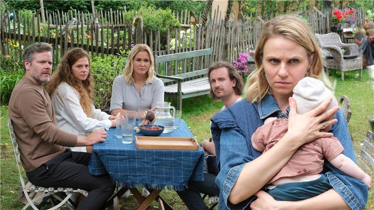 Neue Staffel von „Lena Lorenz“ im ZDF Im Garten des Lorenzhofes sitzen Gregor (Nicholas Reinke) und Mareike Völler (Anja Antonowicz), Lena Lorenz (Judith Hoersch) und Raffael Vollmer (Max Rothbart). Alle schauen Annika (Teresa Rizos) hinterher.