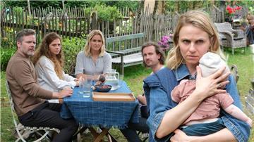 Im Garten des Lorenzhofes sitzen Gregor (Nicholas Reinke) und Mareike Völler (Anja Antonowicz), Lena Lorenz (Judith Hoersch) und Raffael Vollmer (Max Rothbart). Alle schauen Annika (Teresa Rizos) hinterher.