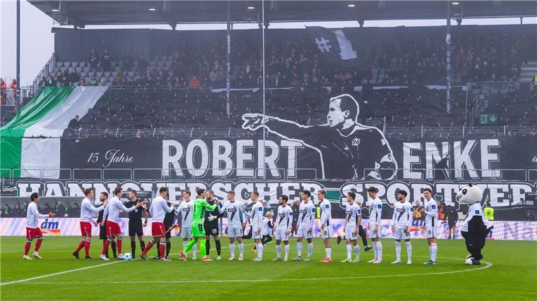 Tabellenführer Hannover verliert klar in Elversberg Im Gedenken an Robert Enke: Fans von Hannover 96 erinnern an seinem 15. Todestag an den früheren Nationaltorwart.