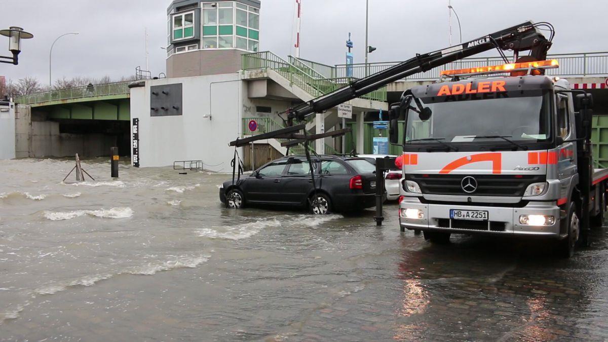 Hochwasser-Alarm: Passt auf Eure Autos auf! Im Geestevorhafen und an der Kennedybrücke kann man sich in der Nacht zum Dienstag nasse Füße holen.