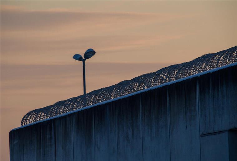 Gefängnis-Insasse soll Ehefrau bei Besuch getötet haben Der Tag bricht über der drahtbewährten Mauer der Justizvollzugsanstalt Burg an.
