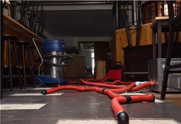 Im gesamten Brauhaus kommen Trocknungsgeräte zum Einsatz. Wie es zum Schaden kommen konnte, steht noch nicht fest. Foto: Reiprich