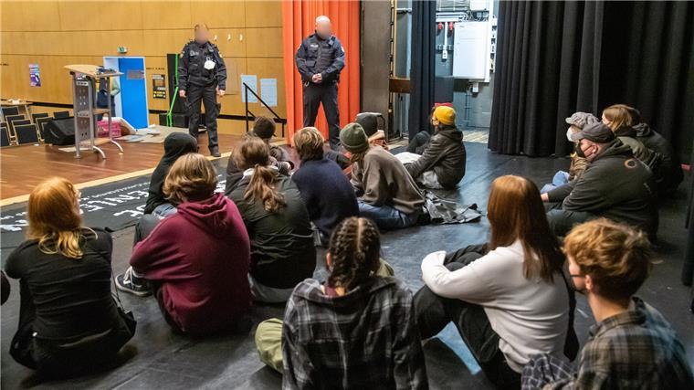 Im Gespräch mit der Polizei: Die Beamten zeigen den jungen Menschen die Optionen auf - das Äußerste wäre die Räumung.