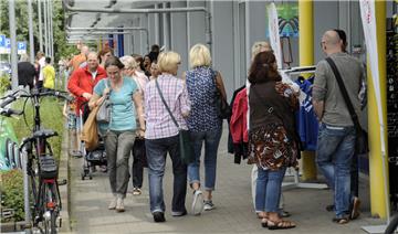 Im Gewerbegebiet Bohmsiel in aller Ruhe entspannt einkaufen und im Schaufenster Fischereihafen beim Hafenspektakel bummeln: Am Sonntag nutzten wieder Hunderte Besucher aus der Region dieses Kombinationsangebot. Am Sonntag, 9. Oktober, gibt es den nächsten verkaufsoffenen Sonntag in Bohmsiel. Im Schaufenster Fischereihafen finden dann Erntedankfest und die Energietage statt.