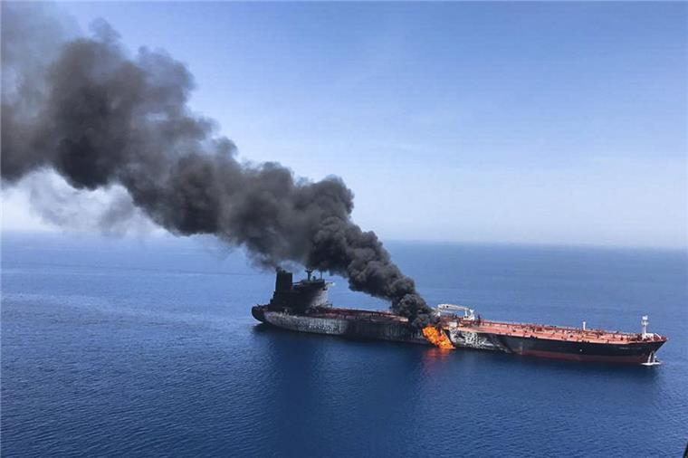 USA machen Iran für mutmaßliche Angriffe auf Öltanker verantwortlich Im Golf von Oman geriet der Öltanker "Front Altair" der norwegischen Reederei Frontline nach einem Angriff in Brand.