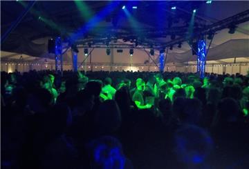 Das Foto zeigt Leute beim Tanzen im Festzelt. 