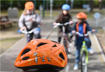 Im Grundschulalter ist die Akzeptanz eines Fahrradhelms bei den Kindern noch groß, danach nimmt sie rapide ab.