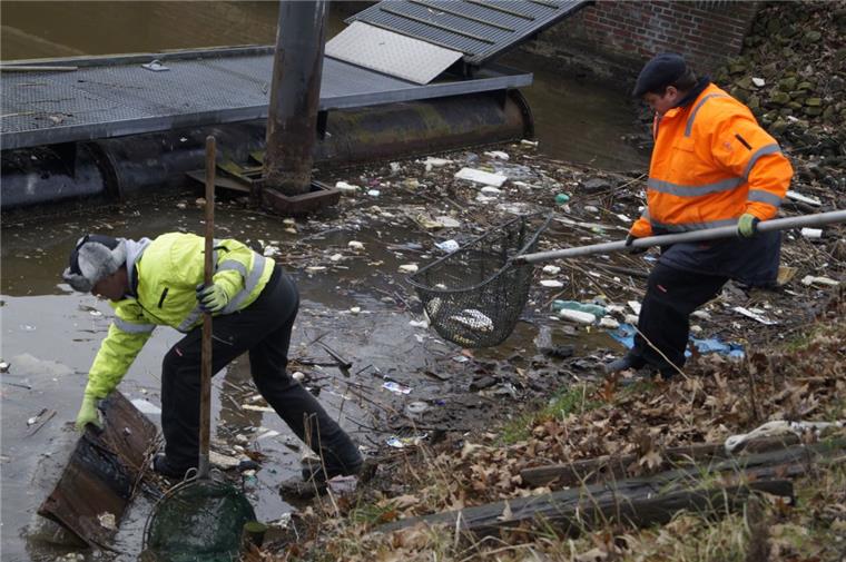 Müll staut sich im Yachthafen Bremerhaven Im Hafen des Weser-Yacht-Clubs hatte sich viel Müll angesammelt. Die Entsorgungsbetriebe haben nun gehandelt.