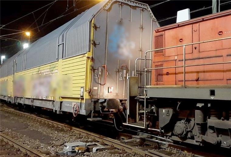 Güterwaggons entgleisen, Verkehrsbehinderungen im Hafen Im Hafen sind zwei Autotransportwaggons entgleist.