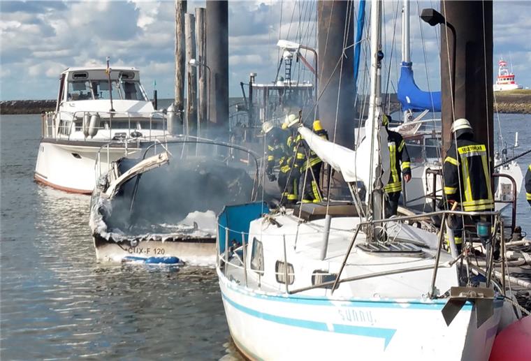 Boot brennt im Altenbrucher Hafen Im Hafen von Altenbruch brach am Dienstag Abend ein Feuer auf einem Boot aus.