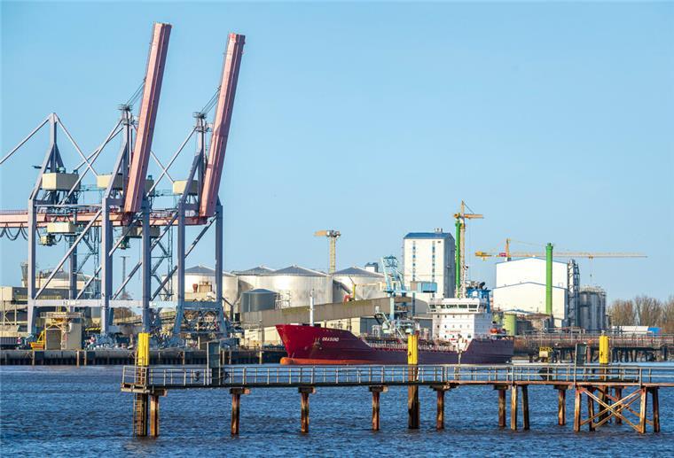 Im Braker Hafen: Binnenschiff schlägt Leck - Wasser steht meterhoch im Maschinenraum Im Hafen von Brake ist ein Binnenschiff leckgeschlagen. Eine Havarie konnte aber verhindert werden.