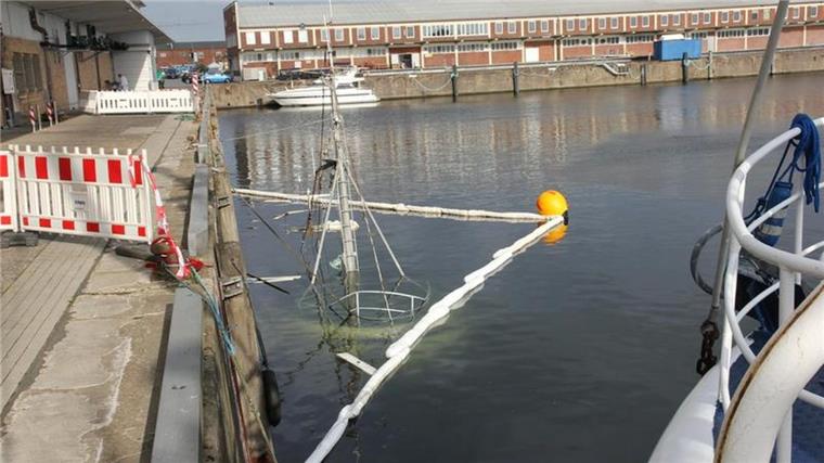 Cuxhaven: Stillgelegter Kutter gesunken Im Hafen von Cuxhaven ist ein Kutter gesunken.