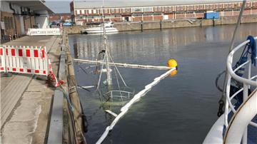 Im Hafen von Cuxhaven ist ein Kutter gesunken.