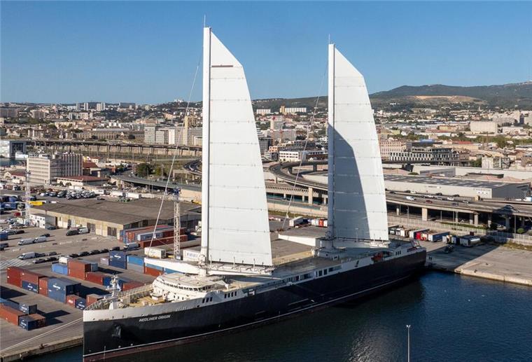 Französisches Segelfrachtschiff. Im Hafen von Marseille: Die „Neoliner Origin“ legte dort auf ihrer ersten Fahrt an und machte vor dem Hauptsitz der Reederei CMA CGM fest.