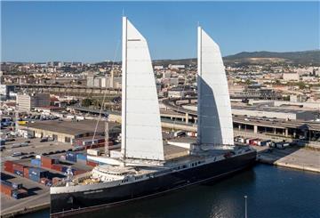 Französisches Segelfrachtschiff. Im Hafen von Marseille: Die „Neoliner Origin“ legte dort auf ihrer ersten Fahrt an und machte vor dem Hauptsitz der Reederei CMA CGM fest.