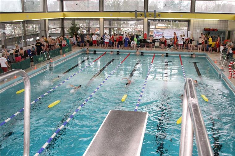 Cuxhaven: DLRG-Retter messen sich bei Bezirksmeisterschaften Im Hallenbad Cuxhaven haben am Samstag die Bezirksmeisterschaften der DLRG-Bezirke Cuxhaven-Osterholz und Stade stattgefunden.