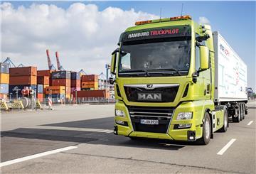 Im Hamburger Hafen fuhr der Truck-Pilot-Lkw autonom über das Terminalgelände und bewegte sich reibungslos auch im gemischten Verkehr mit anderen Verkehrsteilnehmern.