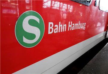  Ein S-Bahn-Waggon steht am Hamburger Hauptbahnhof. Im Hamburger Hauptbahnhof ist es in der Nacht zu Freitag zu einem tragischen Unfall gekommen. Ein Mann verstarb.