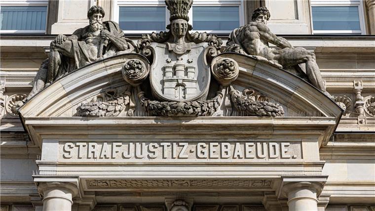 Im Hamburger Strafjustizgebäude beginnt ein Prozess.