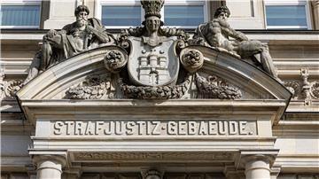 Im Hamburger Strafjustizgebäude beginnt ein Prozess.
