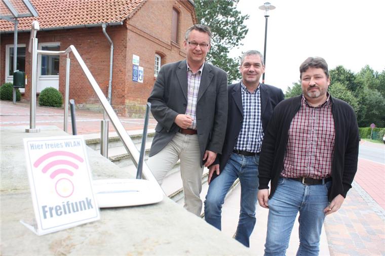 Ein Hotspot für jedes Dorf in Hagen Im Hauptort Hagen stellen inzwischen viele Geschäftsleute freies WLAN zur Verfügung. Den Startschuss gaben im Sommer Bürgermeister Andreas Wittenberg (von links) sowie die Initiatoren Ralf Appel und Andreas Klimek. Nun sind die Dörfer dran.