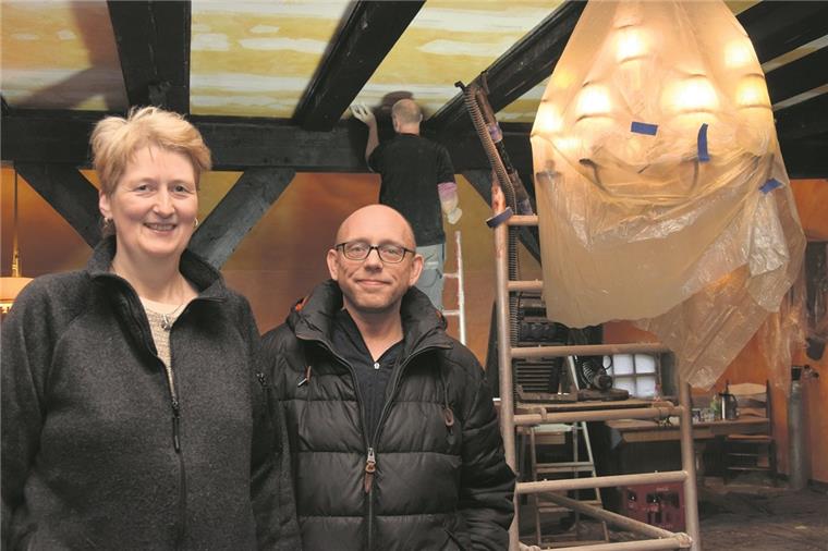Nordenham: Betreiber haben das Landhaus Tettens gekauft Im Hauptraum des Restaurants lassen Regina Modro und Nico Schmidt zurzeit die Decke renovieren. Die Fenster sind dort bereits ausgetauscht worden.