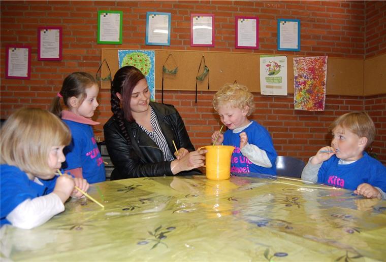 Kita in Schwei ist „Haus der kleinen Forscher“ Im „Haus der kleinen Forscher“ mit Strohhalm und Blubberlauge auf Entdeckungsreise (von links). Anna-Sofie Janßen, Suna Müller, Erzieherin Denise Möbus, Max Speckels und Jarno Gärtner.