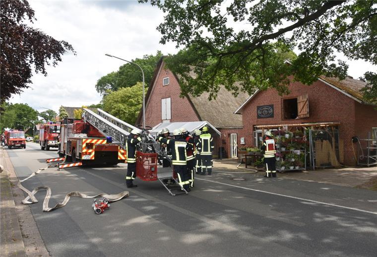 Weertzen: Feuer im Hauswirtschaftsraum - Brand schnell gelöscht Das Bild zeigt Feuerwehren beim Einsatz.